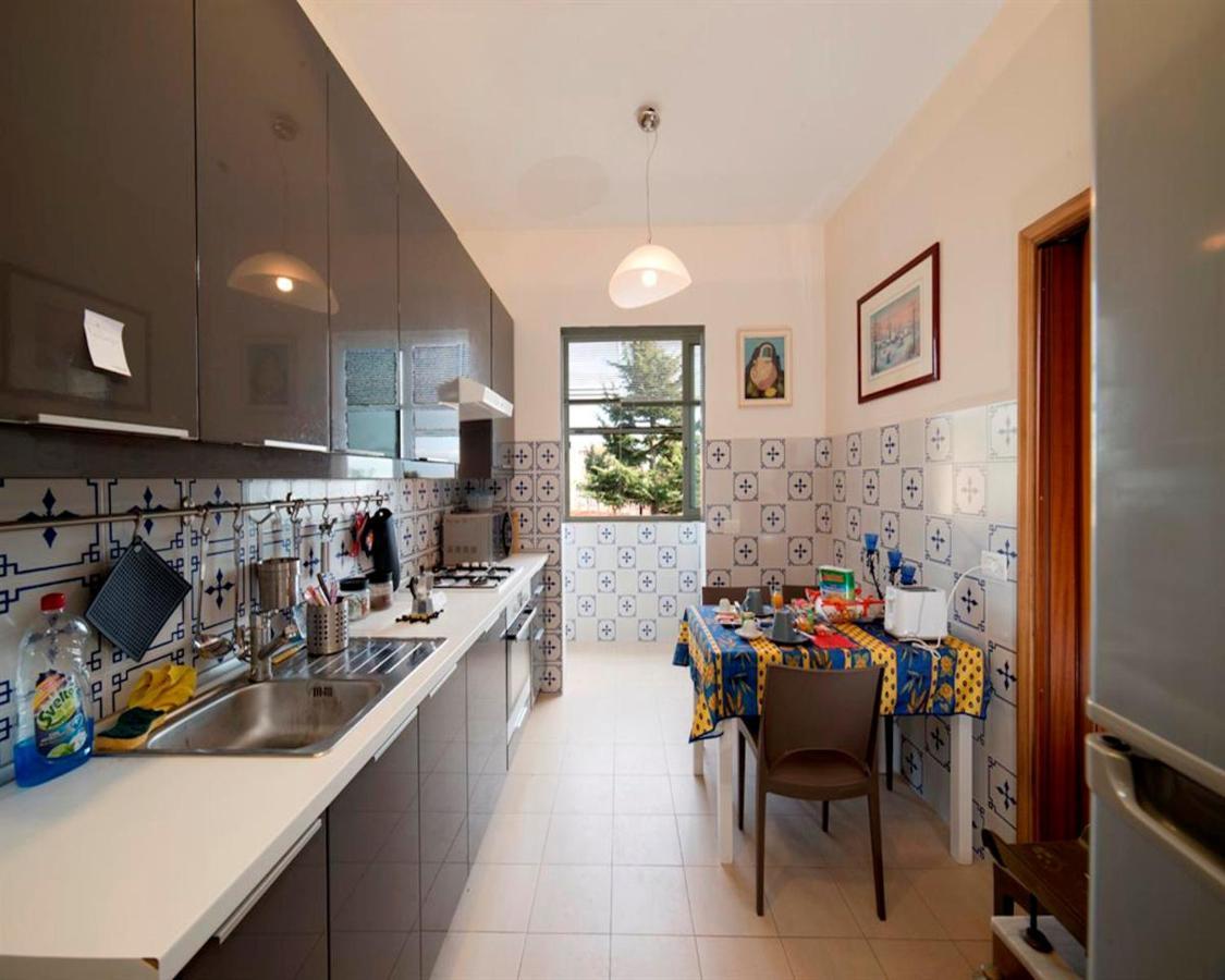 Le Rondini Bed & Breakfast Napoli Bagian luar foto